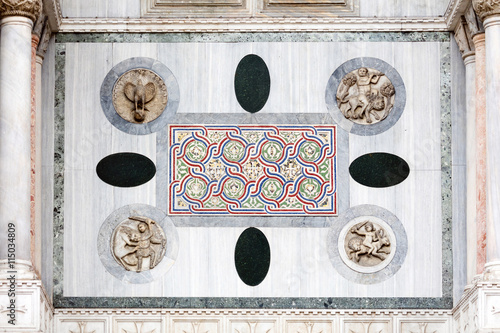 Fényképezés Medieval Venetian Gothic ornaments on the San Marco Basilica facade in Venice, I