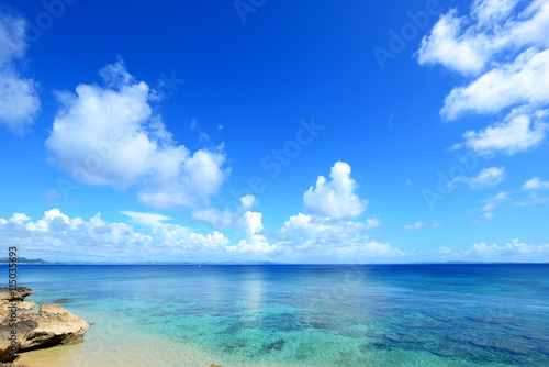 沖縄の美しい海とさわやかな空