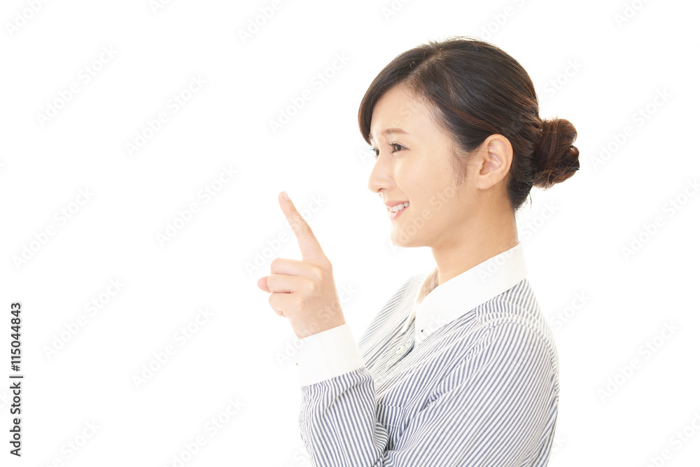 指示する笑顔の女性 指示する笑顔の女性