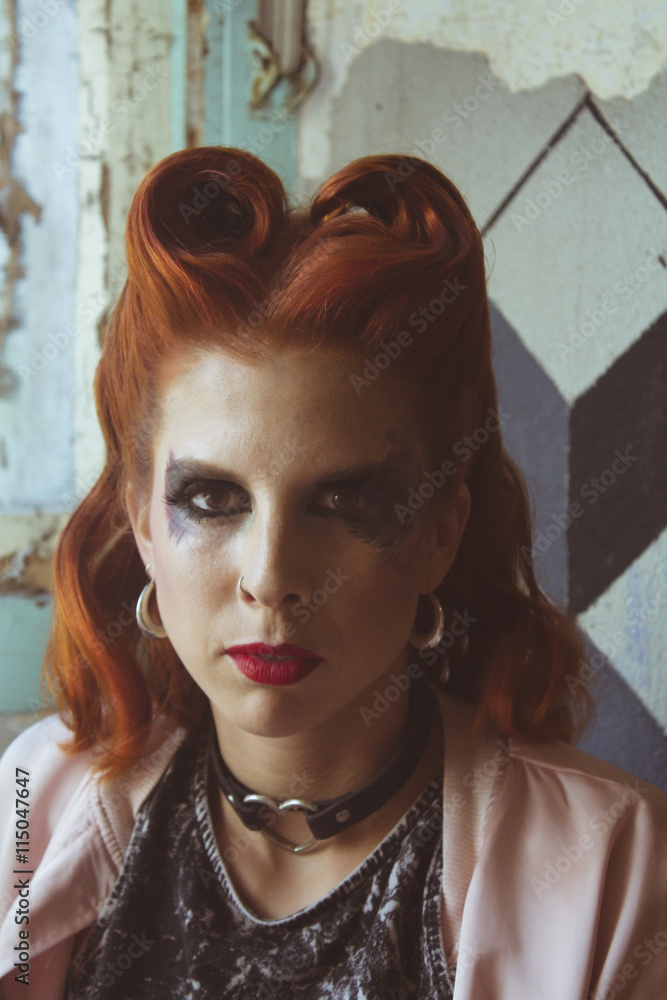 Obraz premium grunge young woman