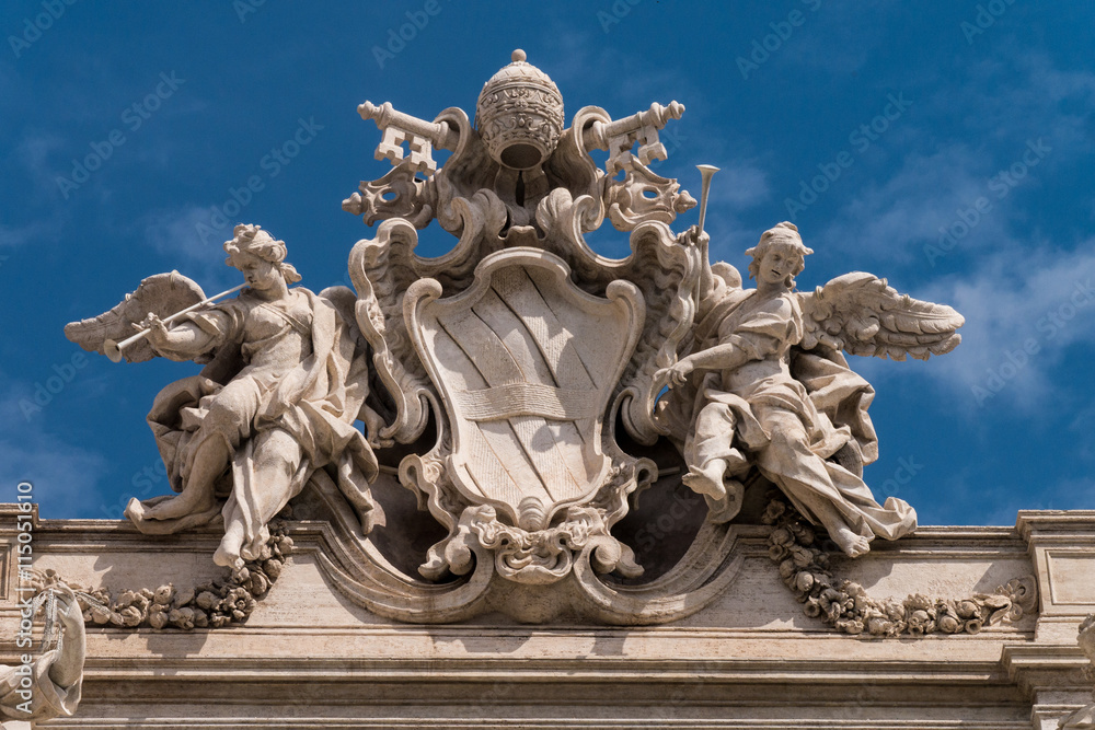 Detail: Trevi-Brunnen in Rom - Wappen und Engel Detail: Trevi-Brunnen in Rom - Wappen und Engel