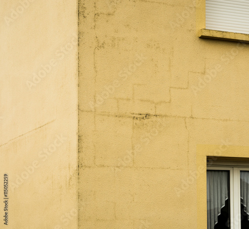Slika na platnu Bauschaden – Wasserinfiltration und Risse am Neubau - Structural damage - water
