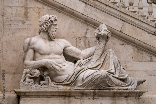 Marmor-Statue am Piazza del Campidoglio in Rom