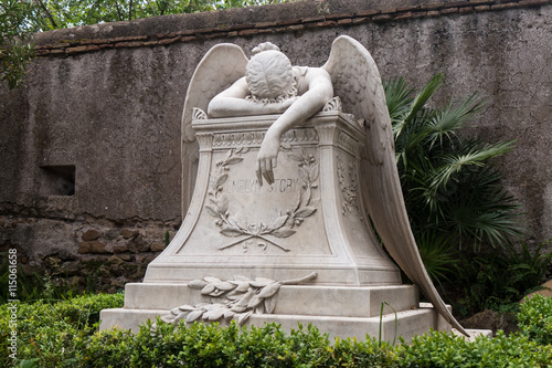 Grabfigur auf dem Cimitero Acattolico in Rom - Engel weint am Grab photo