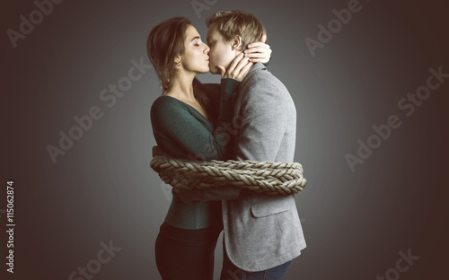 Gefesseltes Paar küsst sich