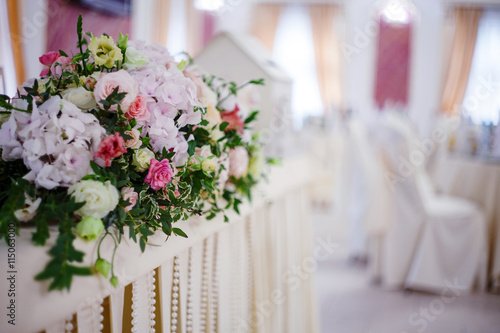 Serving wedding table flowers. Design Bureau for newlyweds