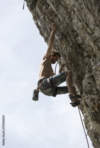 Mann beim Klettern in der Steiermark,Österreich