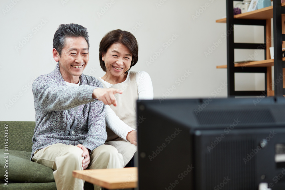 テレビを見る夫婦 テレビを見る夫婦
