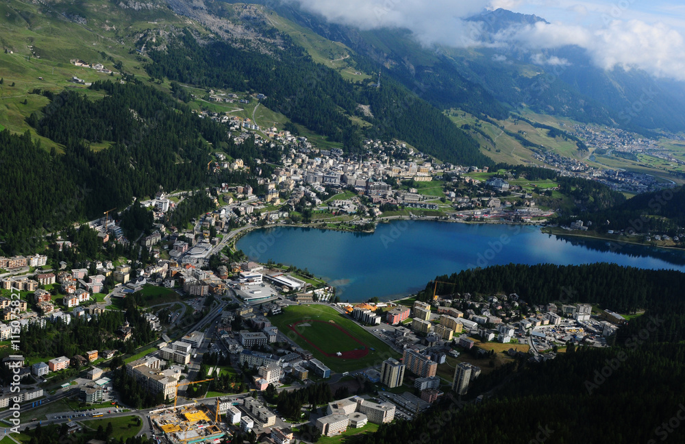 Schweiz: Luftaufnahme von St. Moritz mitsamt dem türkisblauen Bergsee.
