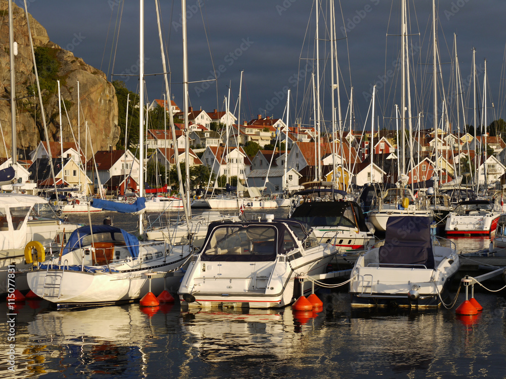Abendstimmung in der Marina von Fjällbacka an der schwedischen W Abendstimmung in der Marina von Fjällbacka an der schwedischen W