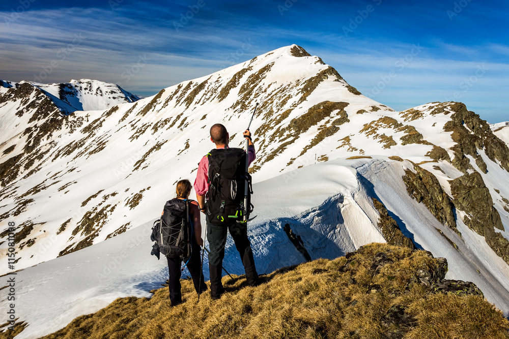 Hiker couple showing the way to the Urlea peak.
