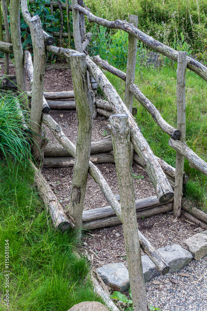 Hübsche natürliche Treppe in einer Gartenanlage