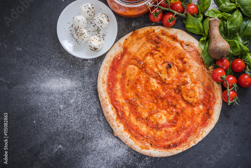 Making traditional italian pizza