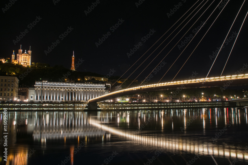 Fototapeta premium Lyon la nuit.