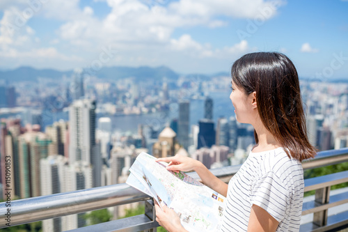 Canvas Print Young Woman travel in Hong Kong city with city map