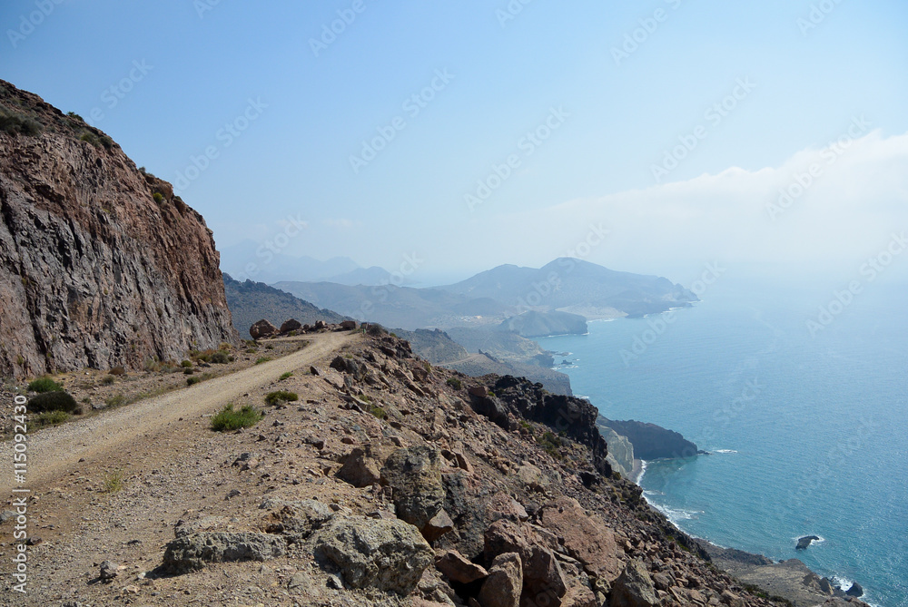 Cabo de Gata: Vulkanfelsen, Himmel und Meer – Blick auf Playa de Monsul Cabo de Gata: Vulkanfelsen, Himmel und Meer – Blick auf Playa de Monsul