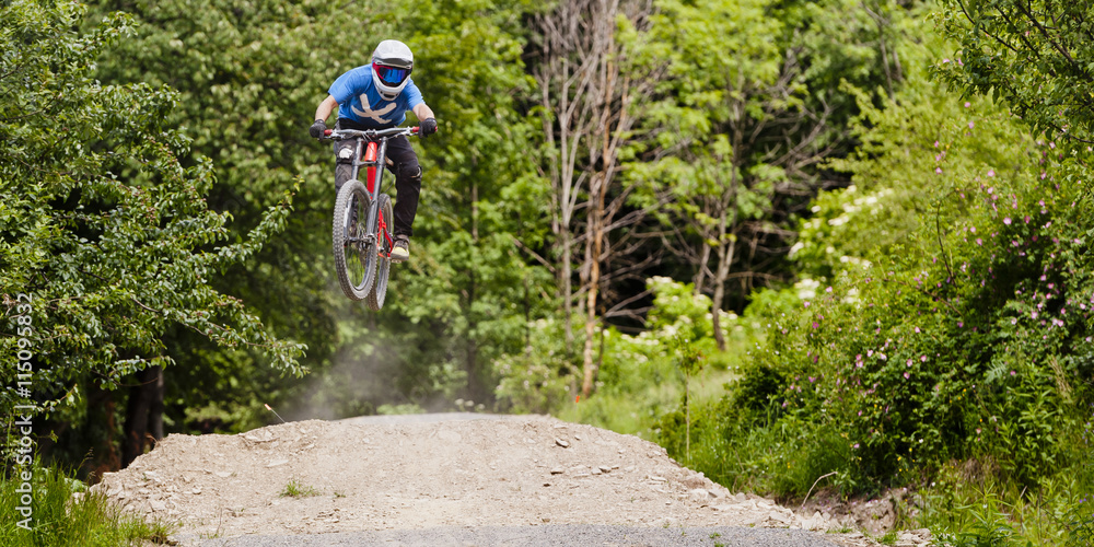 Obraz premium Professional athlete high jump on a mountain bike.