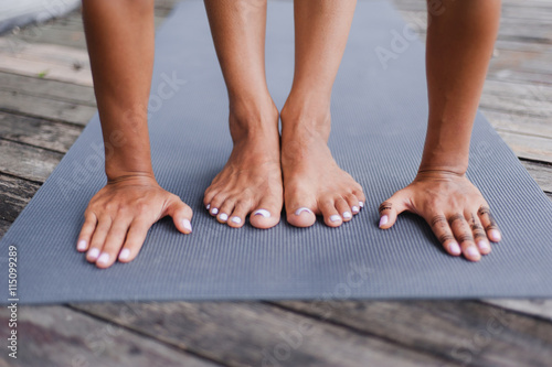 Obraz na płótnie Yoga teacher put her hands near her feet on the floor w salonie