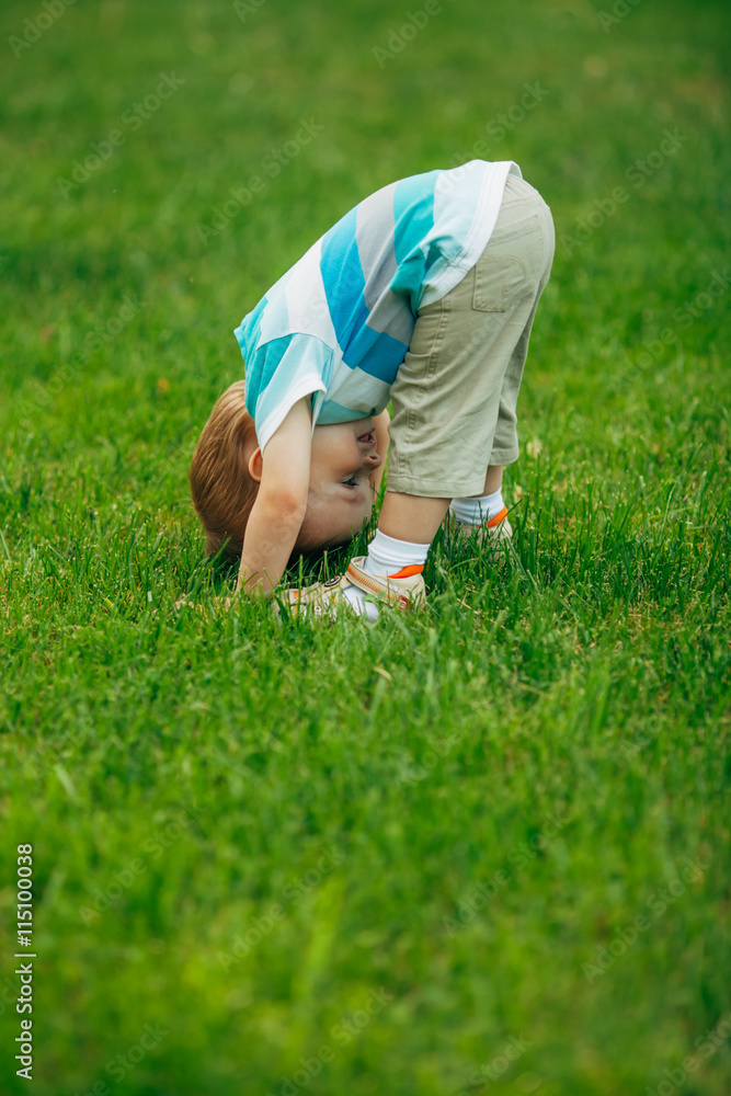 little boy looks upside down little boy looks upside down