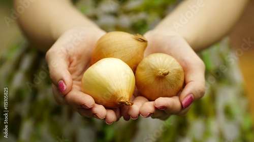 Woman holding a onions close-up