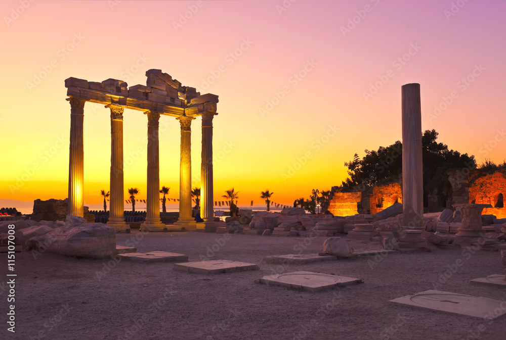 Naklejka premium Stare ruiny w Side, Turcja o zachodzie słońca