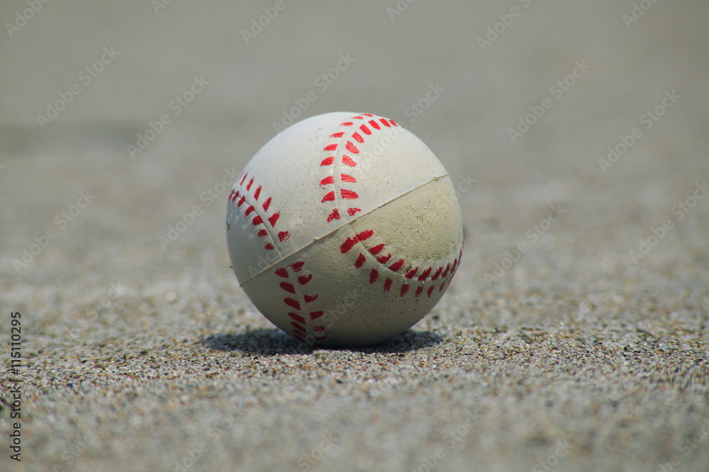 砂浜に流れ着いた野球ボール