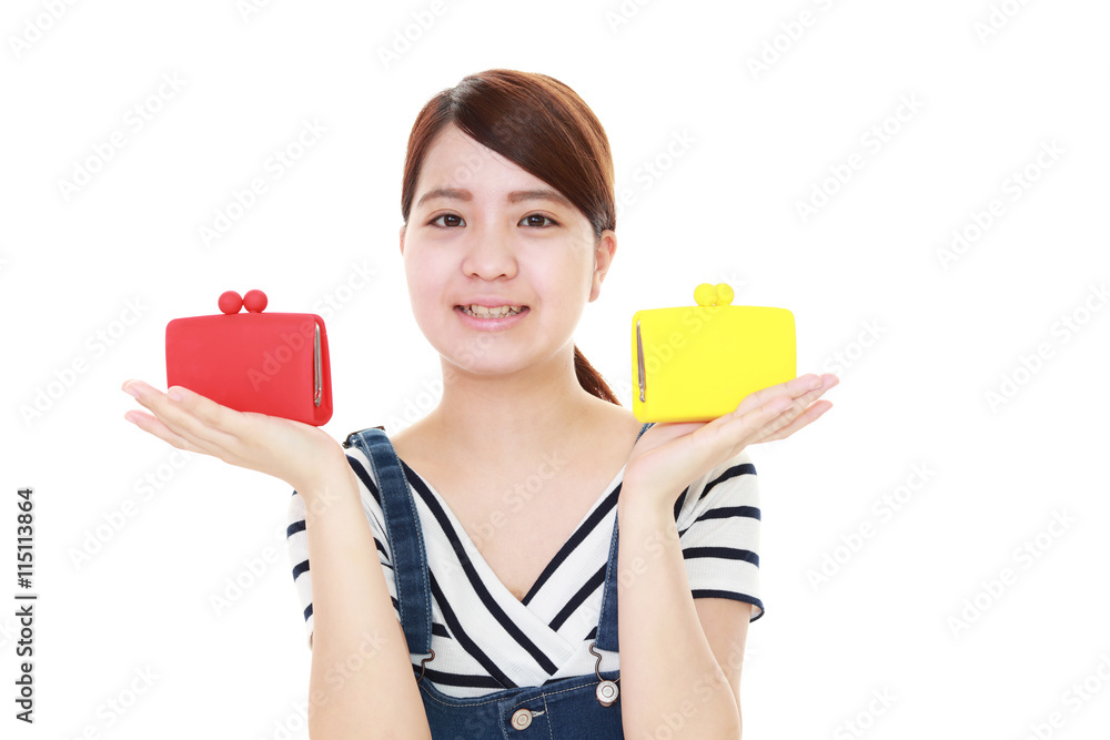 財布を持つ笑顔の女性 財布を持つ笑顔の女性