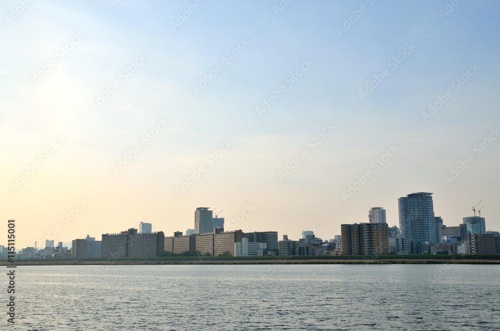 Obraz premium 淀川河川敷からみた梅田ビル群