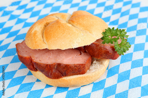 Leberkäse im Brötchen