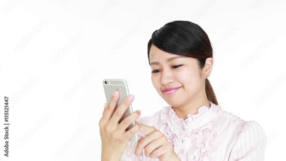 スマートフォンを操作する女性 スマートフォンを操作する女性