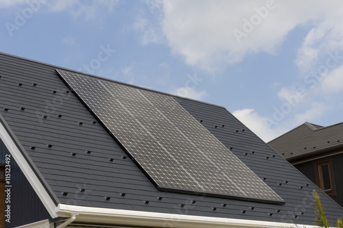 住宅　設備　ソーラーパネル　施工例　急斜面屋根