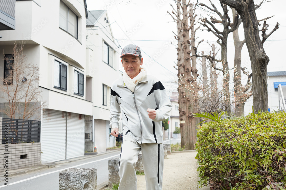 ジョギングする中高年男性 ジョギングする中高年男性