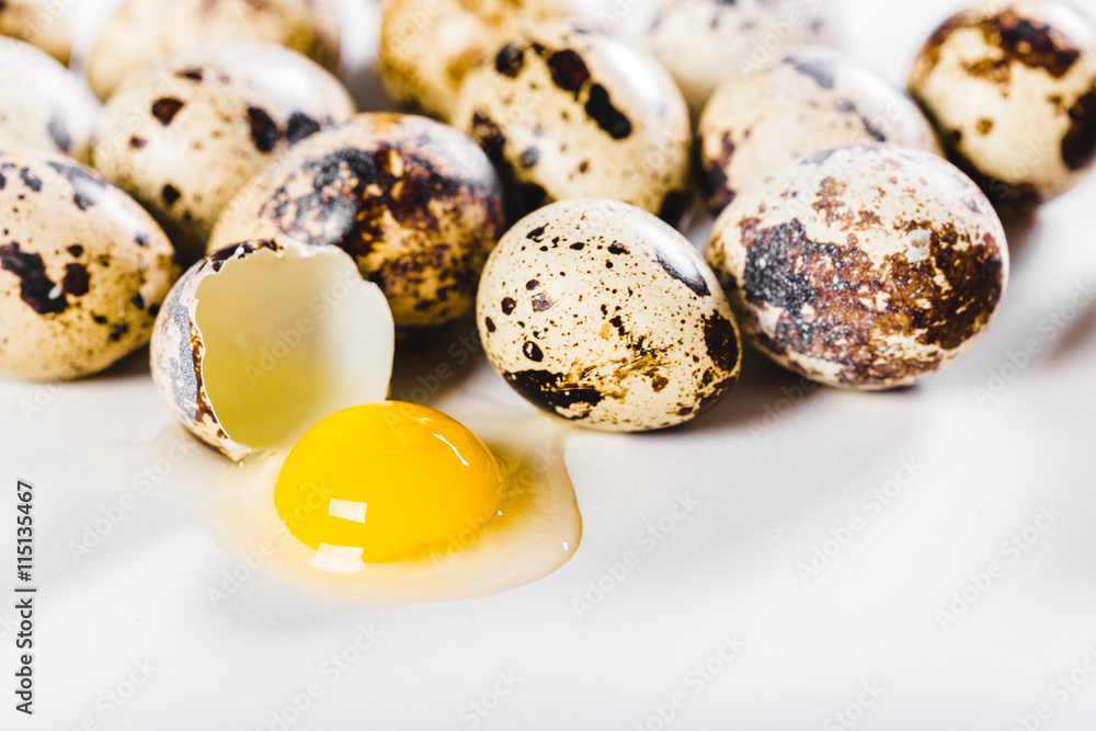 Obraz premium eggs isolated on white background