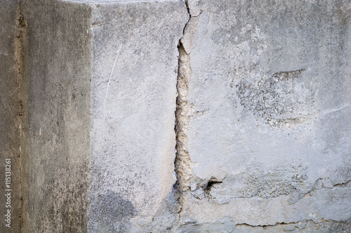 Mur fissuré, sécheresse, arrière plan, texture béton, risque d'effondrement