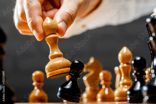 Obraz na plátně Hand of podnikatel hraní šachů