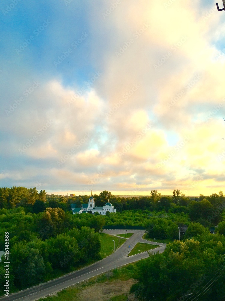 Утренний пейзаж на восходе солнца. христианская церковь.