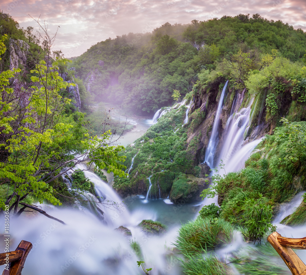 Naklejka premium Wodospady w Parku Narodowym Jezior Plitwickich,Chorwacja