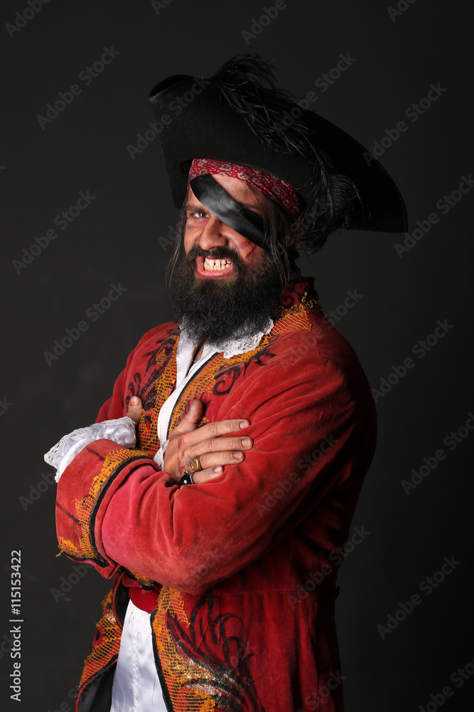 Naklejka premium Portret przystojny mężczyzna w stroju pirata