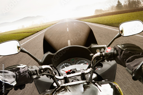 Fotografie Motorradfahren aus der Perspektive des Fahrers