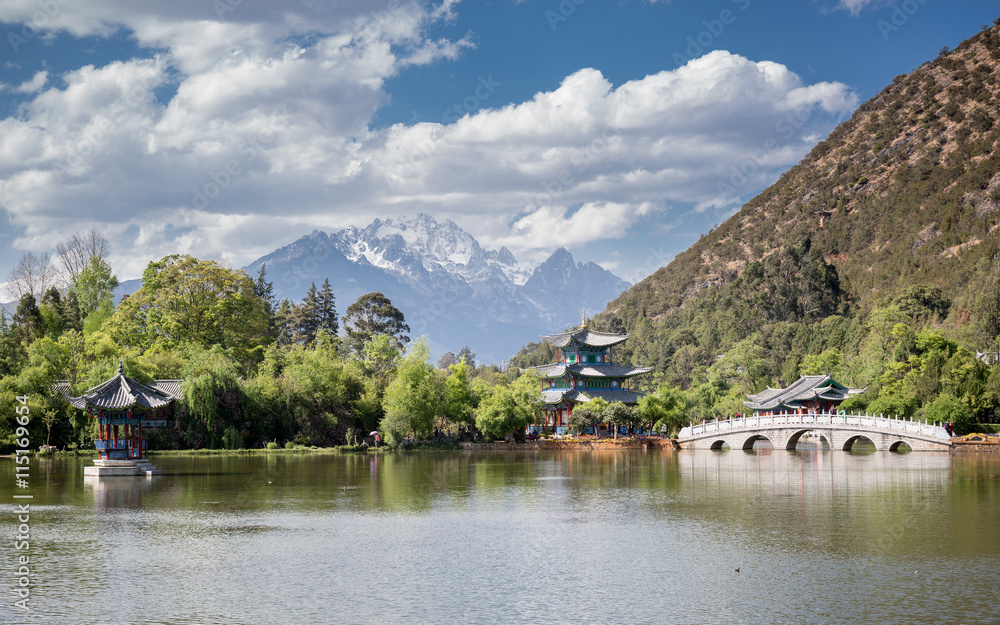 Naklejka premium Black Dragon Pool in Lijiang old town,Yunnan province, China.