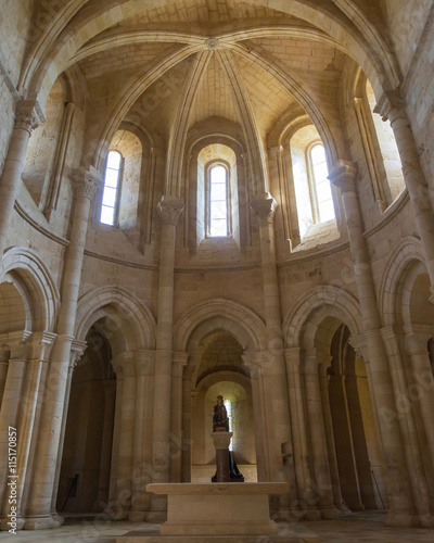  Interior de la Iglesia del Monasterio de Gradefes del Siglo XII