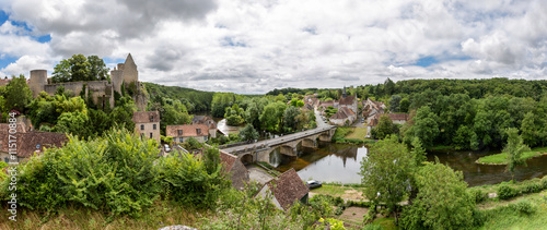 Panoramablick über die Gemeinde Angles-sur-l’Anglin, Frankreich