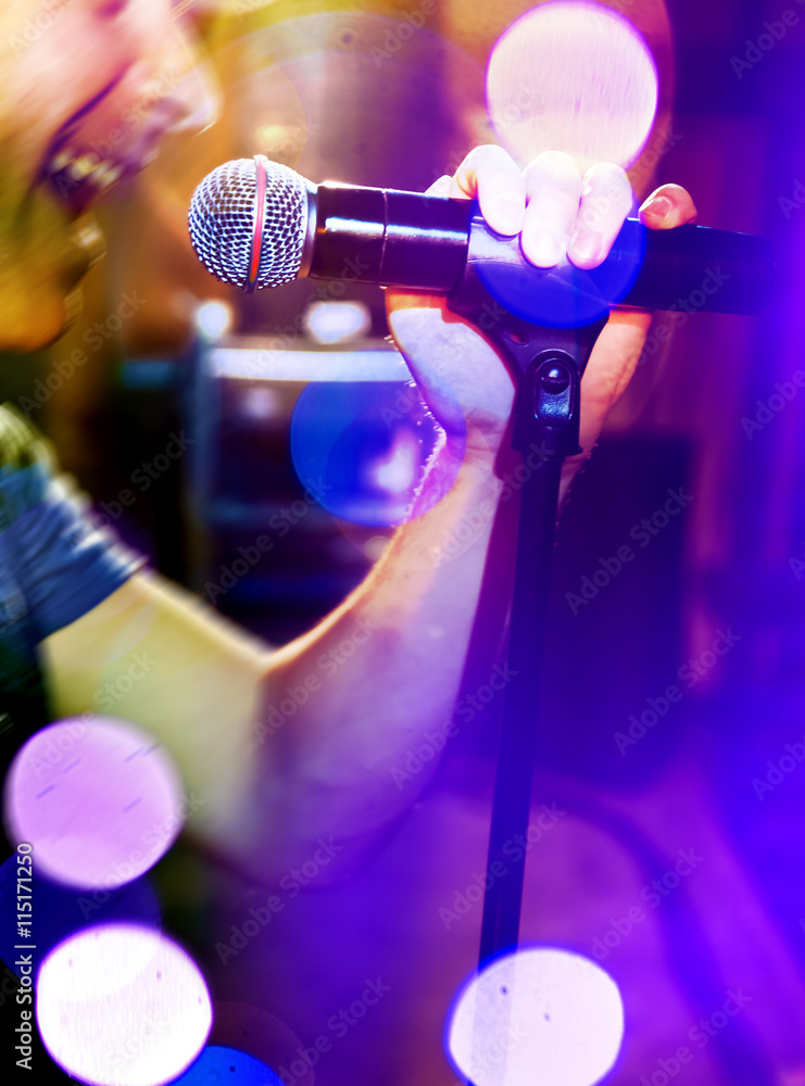 Fondo de la música en directo. Karaoke y el concepto de micrófono. Las luces  del escenario y cantante. fondo musical. Micrófono y cantante foto de Stock  | Adobe Stock
