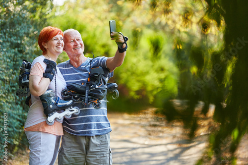 Glückliches Paar macht ein Selfie photo