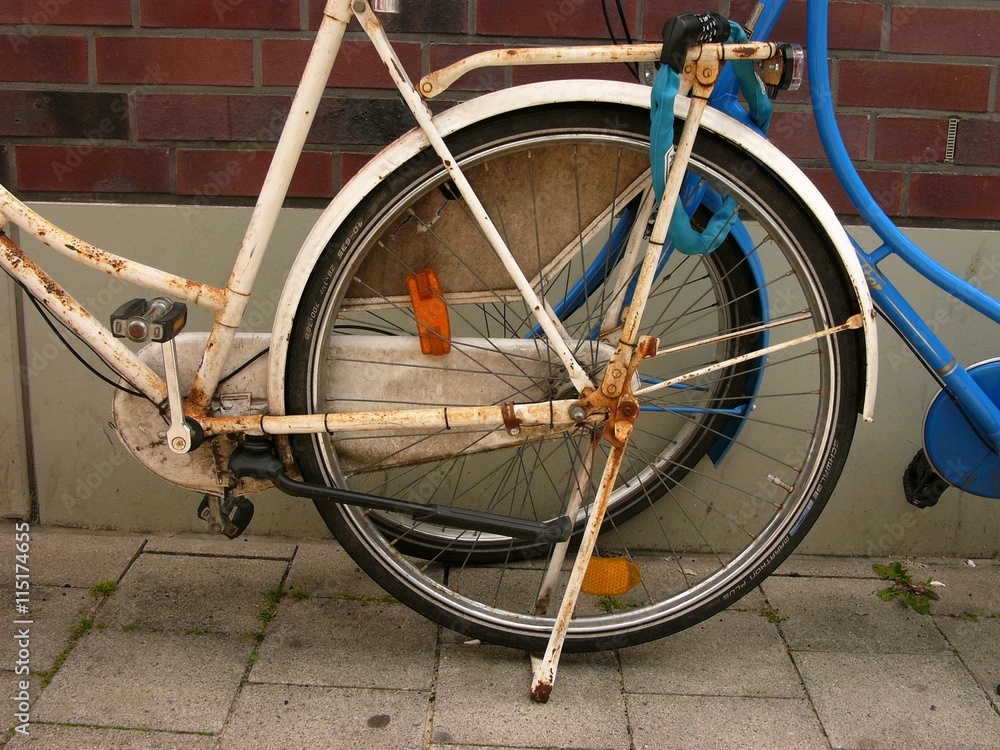 Rostiges cremefarbenes Fahrrad mit Kettenkasten und blaues Hollandrad vor  Backsteinmauer im Hafenviertel oder Hansaviertel in Münster in Westfalen im  Münsterland Stock-Foto | Adobe Stock