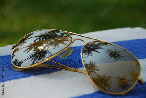 Солнцезащитные очки с отражением лета