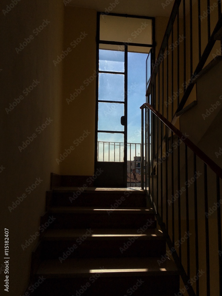scale al tramonto, verso il balcone scale al tramonto, verso il balcone