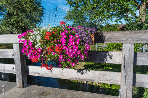 Fototapeta Naklejka Na Ścianę i Meble -  Blumenpracht am Holzgeländer