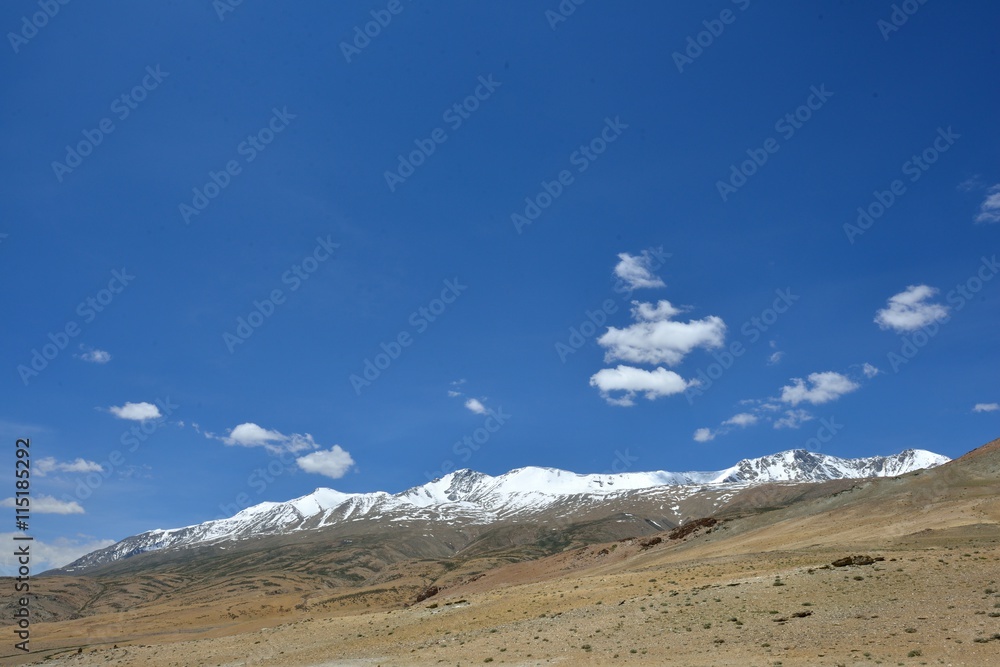 Schneebedeckte Berge in Ladakh, Indien