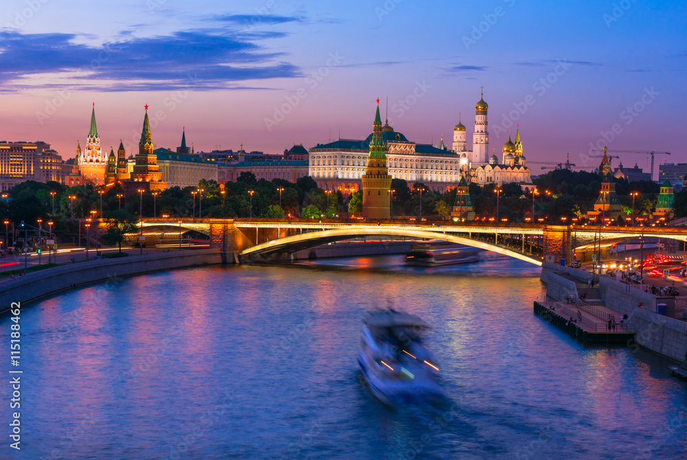 Obraz premium Night view of Moscow Kremlin and Moscow River in Moscow. Russia